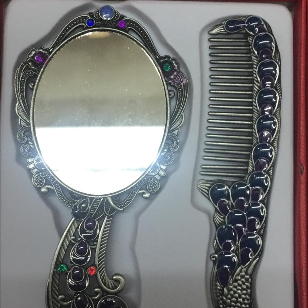 Mirror and comb - Picture 2 of 2